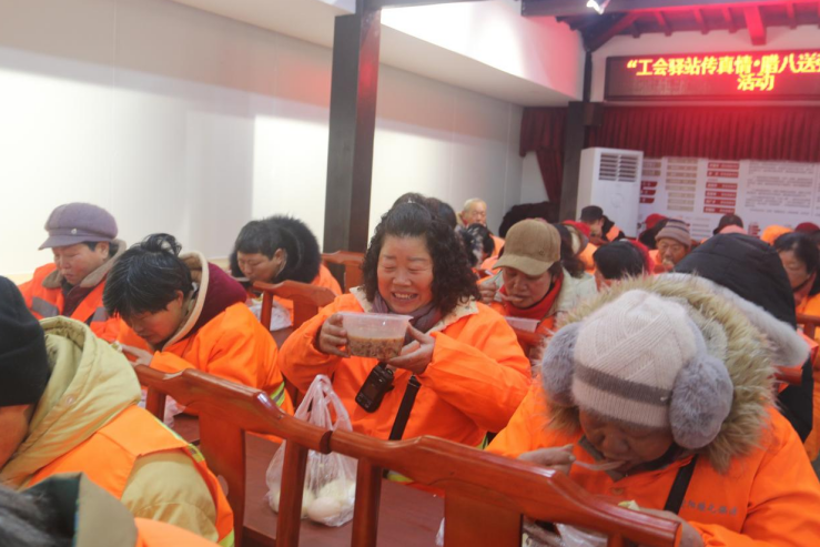 阜陽市颍泉區總工會舉行“臘八送粥暖人心”活動。