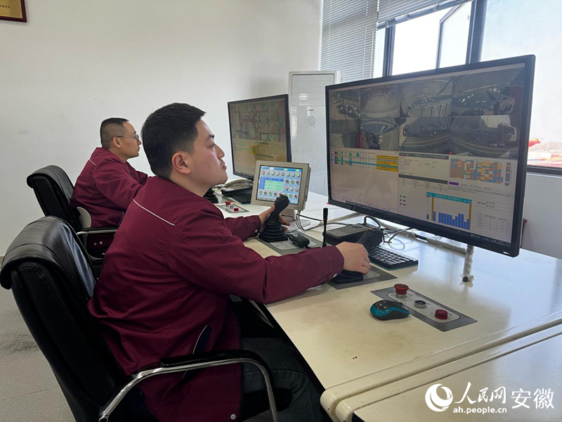 有了中国电信5G加持，码头操作工可以在办公室远程操作。人民网记者 胡雨松摄