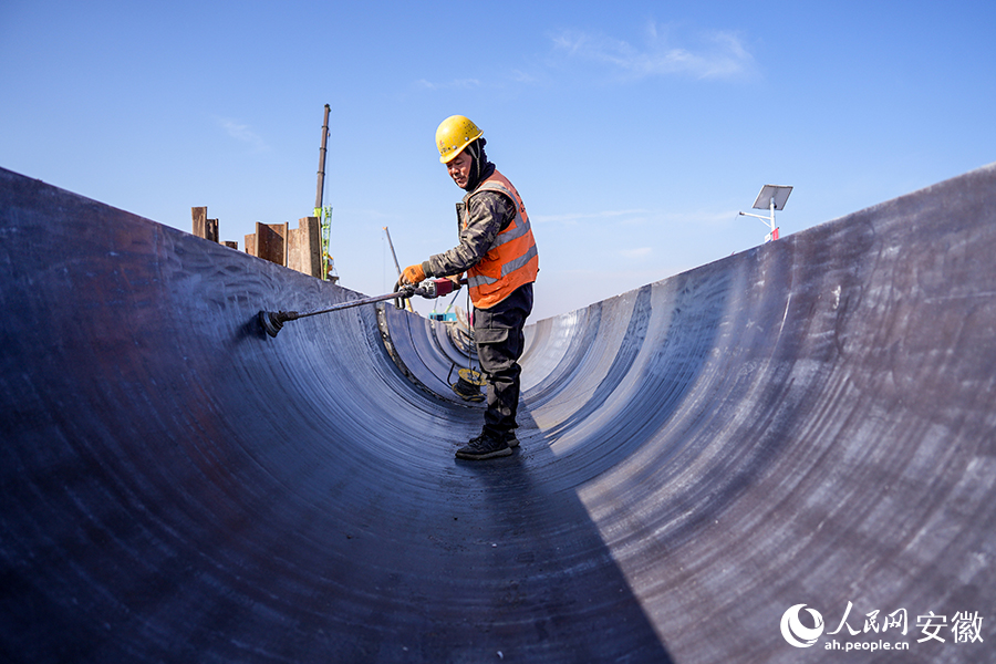 安徽S20高速霍邱至豫皖交界段施工现场。人民网记者 苗子健摄