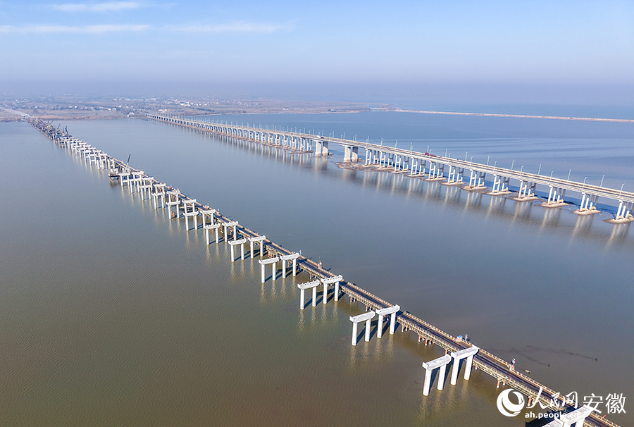 安徽S20高速霍邱至豫皖交界段施工现场。人民网记者 苗子健摄