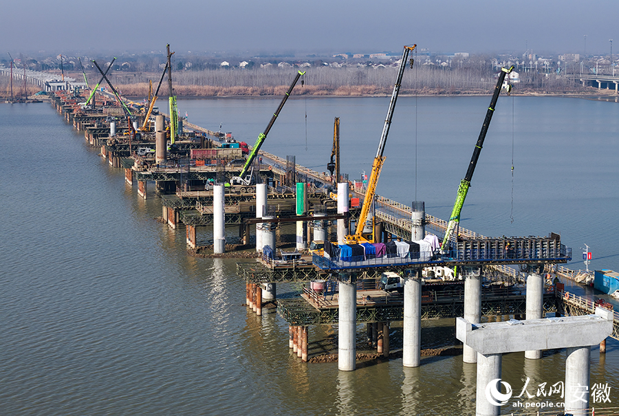 安徽S20高速霍邱至豫皖交界段施工现场。人民网记者 苗子健摄