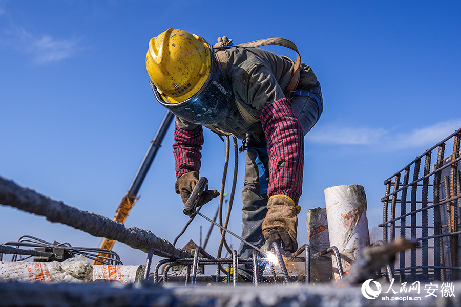 安徽S20高速霍邱至豫皖交界段施工现场。人民网记者 苗子健摄