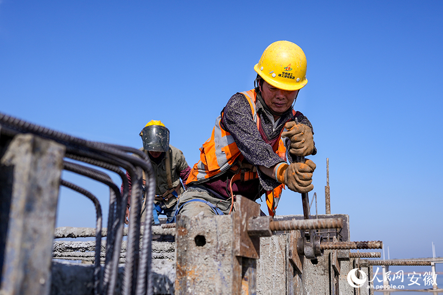 安徽S20高速霍邱至豫皖交界段施工现场。人民网记者 苗子健摄