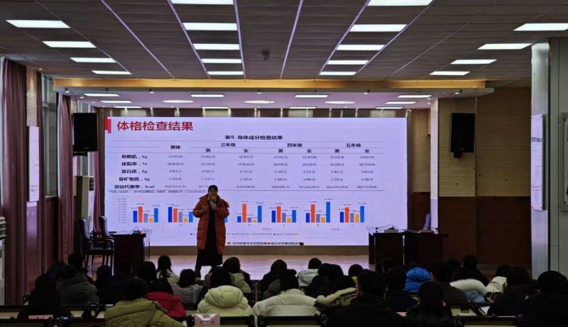 中国科学技术大学特任教授、安徽省儿童发育行为中心主任徐桂凤正在讲课。
