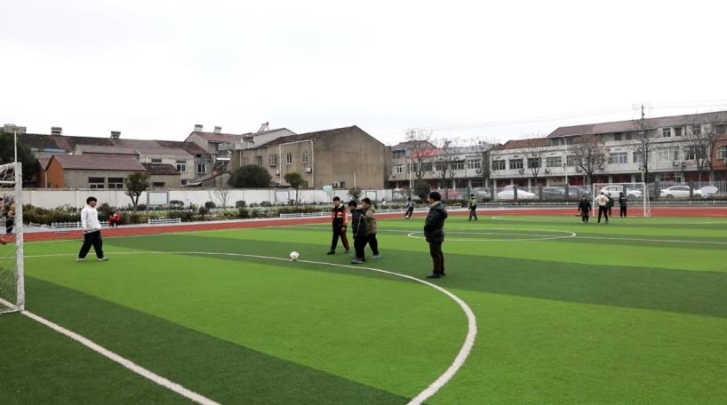 庐江县石头镇中心小学学生们正在踢足球。