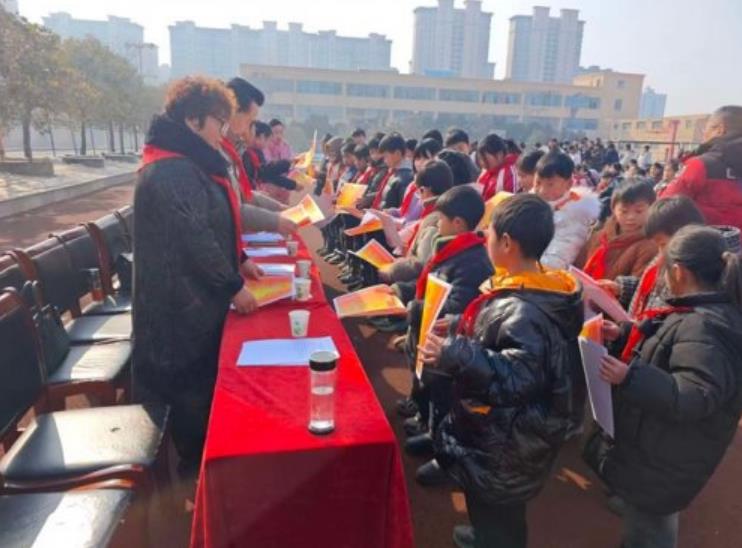 与会嘉宾为获奖孩子们颁奖。