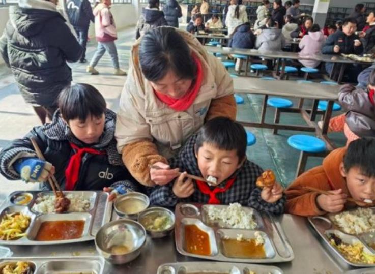 陪伴低年级学生用餐。
