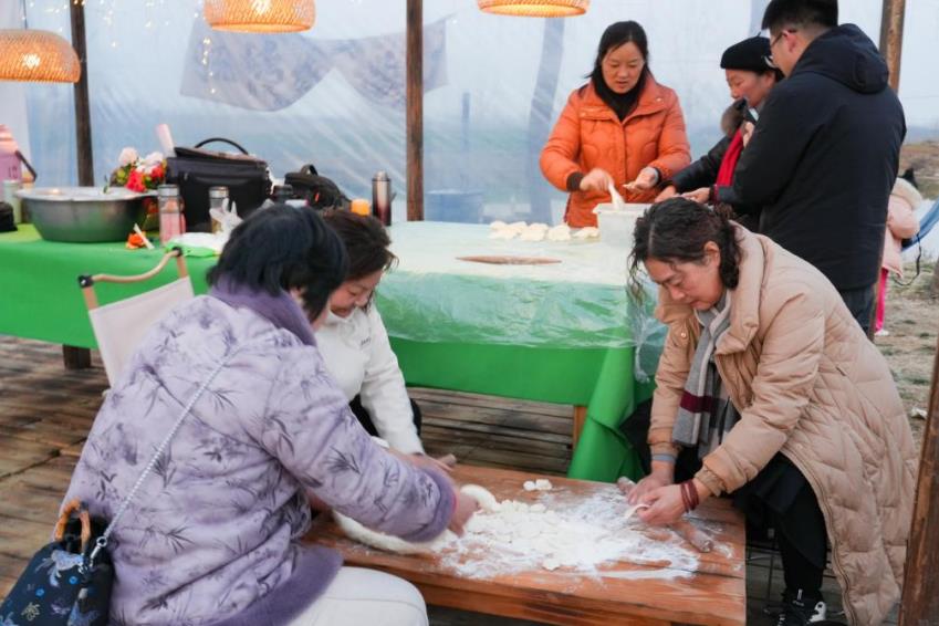 各协会会员们集在一起包饺子。曾曦贤摄