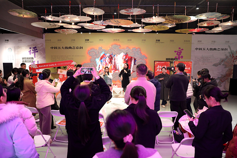 活动现场职工戏腔互动。安徽省总工会供图