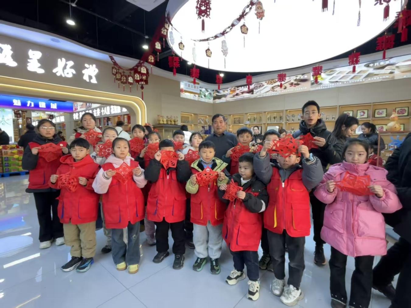 在“譙呈好禮”旗艦店，學生們剪窗花。亳州市譙城區供圖