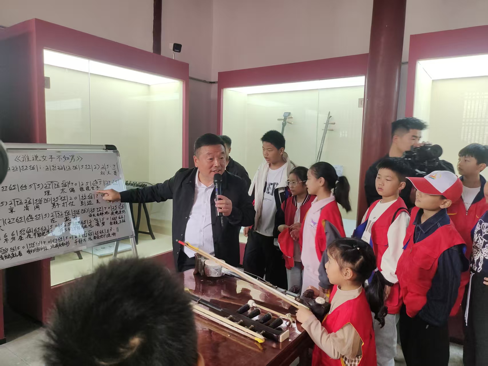 在江寧會館，專業老師介紹非遺。亳州市譙城區供圖