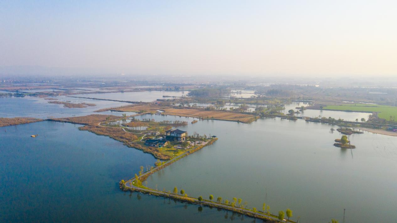 朔西湖美景如画。梅月摄