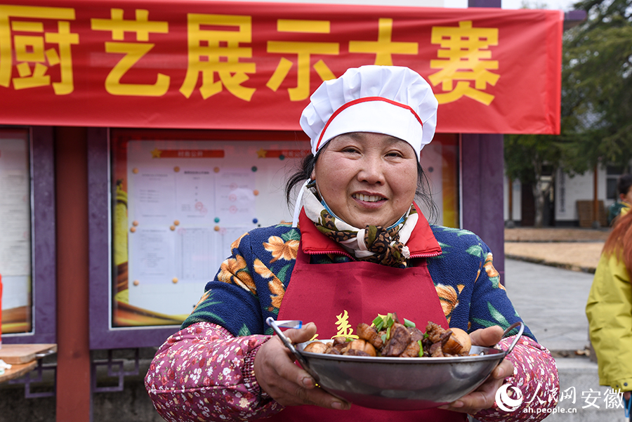 “来，尝尝我的手艺”。人民网记者 李希蒙摄