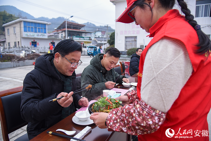 评审试吃环节。人民网记者 李希蒙摄