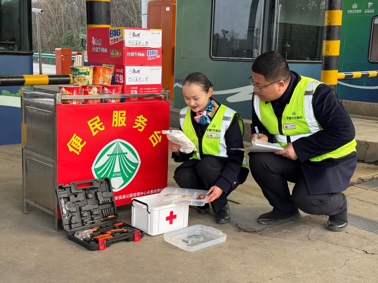 六安中心長集站檢查便民服務物資准備情況。皖通公司供圖