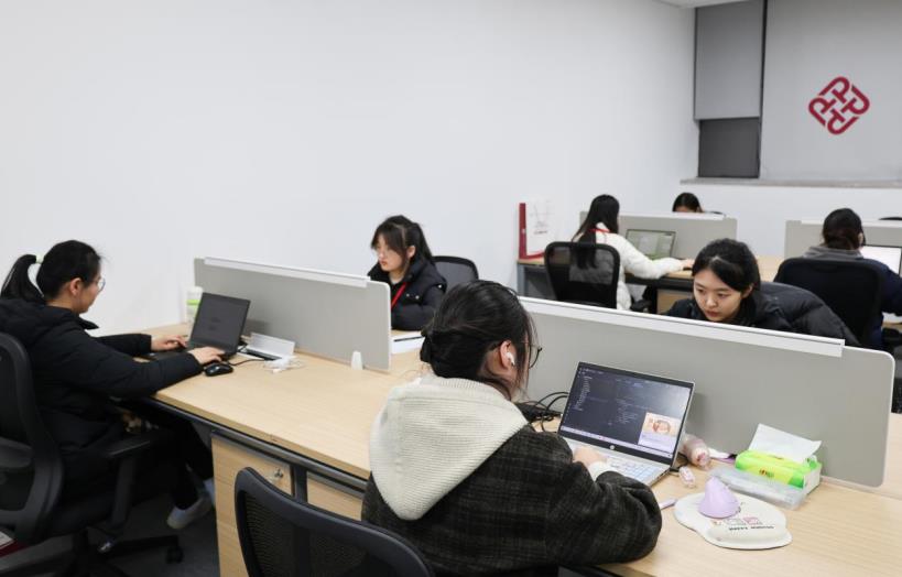 大學生在香港理工大學合肥技術創新研究院參與社會實踐。