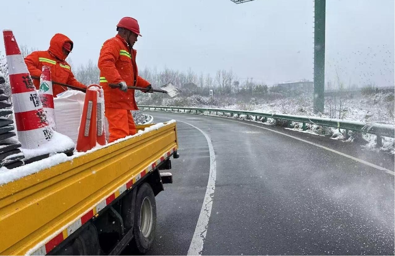 養護工人在高速公路上撒上融雪劑。受訪者供圖