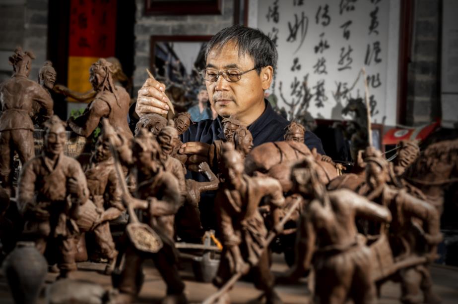 淮北泥塑省级非遗代表性传承人李建东正在制作泥塑。