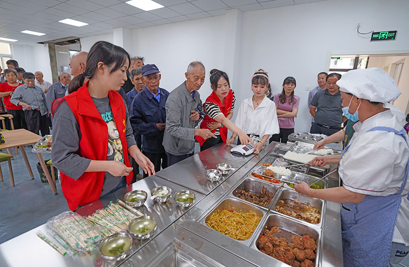 老人们在宣州区花园村老年助餐点就餐。戴巍 摄