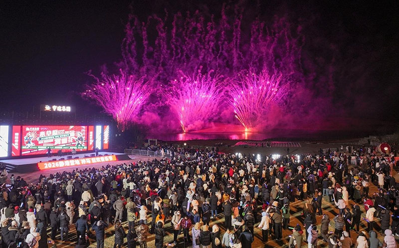 元旦假期，在黄寨草原静港营地旅游区举行的烟花秀表演。受访者供图
