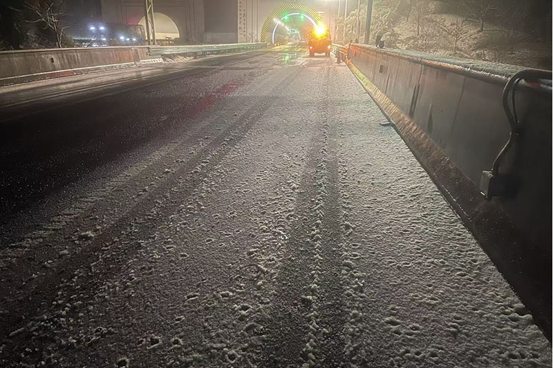 千秋关路段桥面积雪情况。