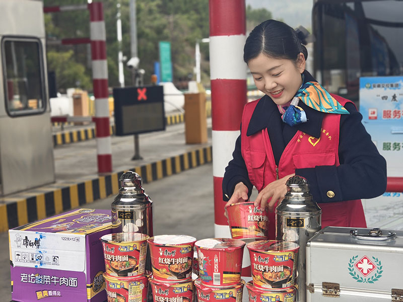志愿者为司乘准备应急物品。