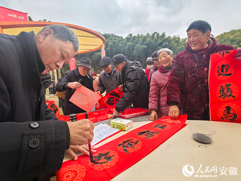 迎新春，送春联。人民网记者 汪瑞华摄