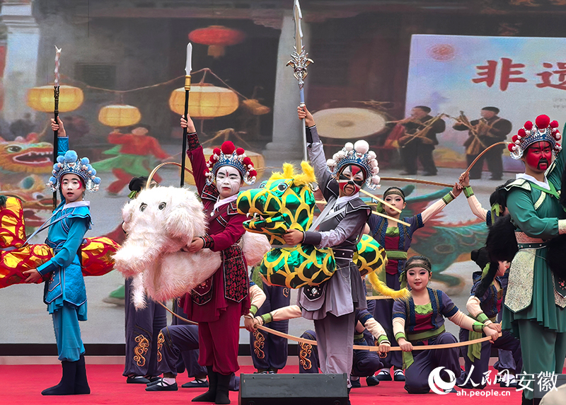 非遗少儿舞蹈《十兽灯缘》。人民网记者 汪瑞华摄