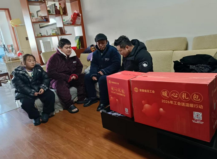 工作人员上门慰问。