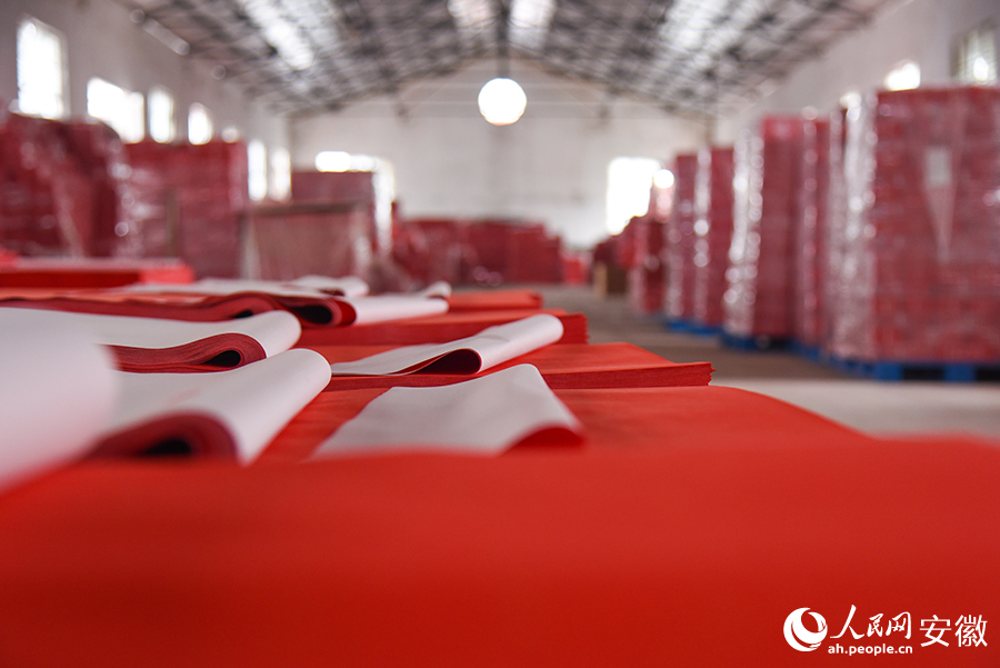 安徽雨晨纸业有限公司仓库内,堆满了半成品春联。人民网记者 李希蒙摄