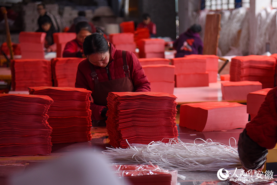 工人正在将成品春联打包装箱。人民网记者 李希蒙摄