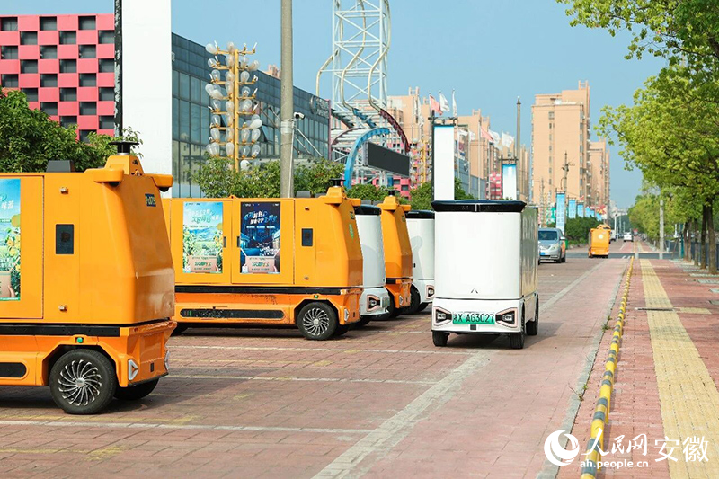 安徽南陵,无人快递物流车。人民网记者 张俊摄