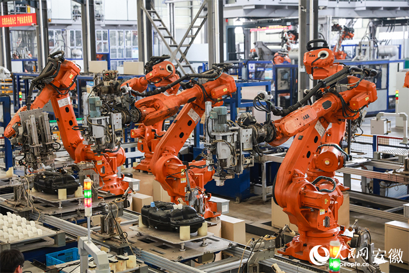 芜湖顺荣柔性油箱自动化生产车间。人民网记者 张俊摄