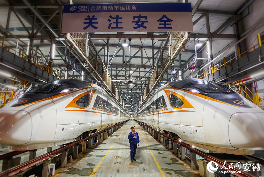 检修人员对即将出库的复兴号进行最后检查。人民网记者 周坤摄