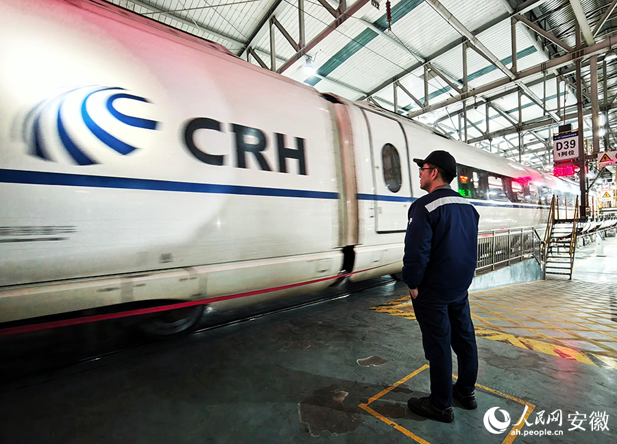 工长李加伟检查正在入库的动车。人民网记者 周坤摄