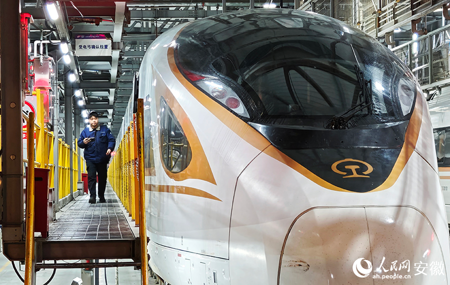 机械师检查入库检修的复兴号。人民网记者 周坤摄