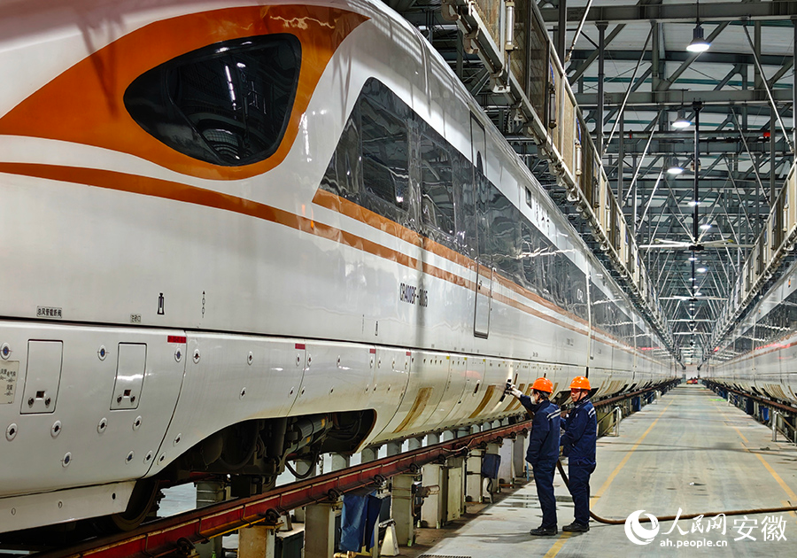 检修人员对复兴号进行吸污处理。人民网记者 周坤摄