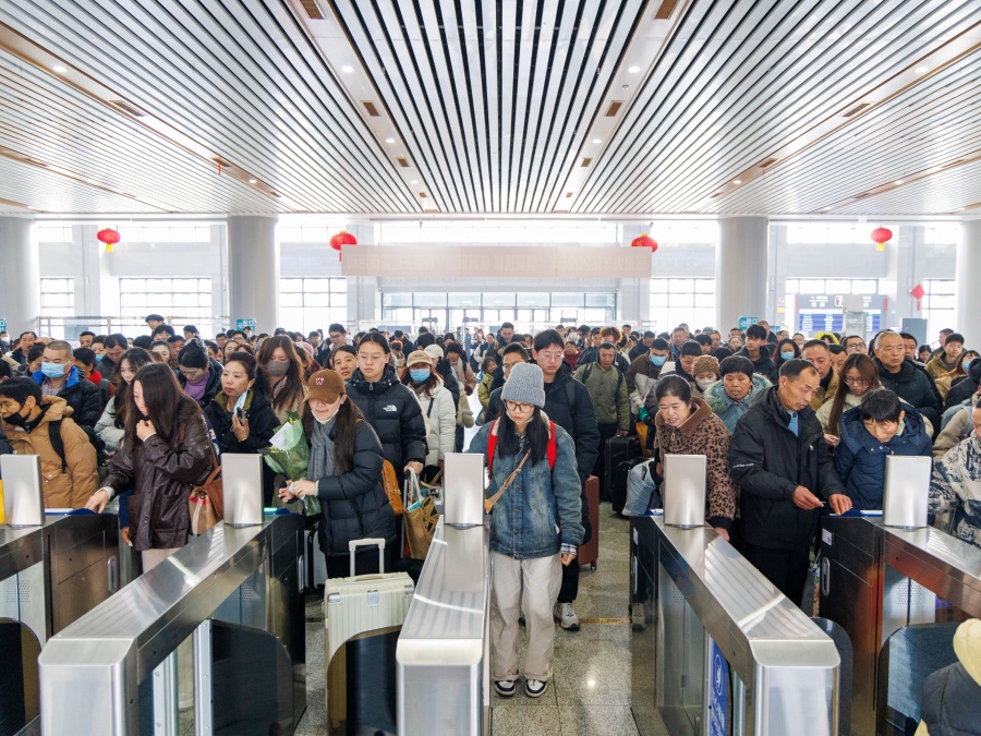 乘坐T111次的旅客在工作人員引導下安全有序過閘機。