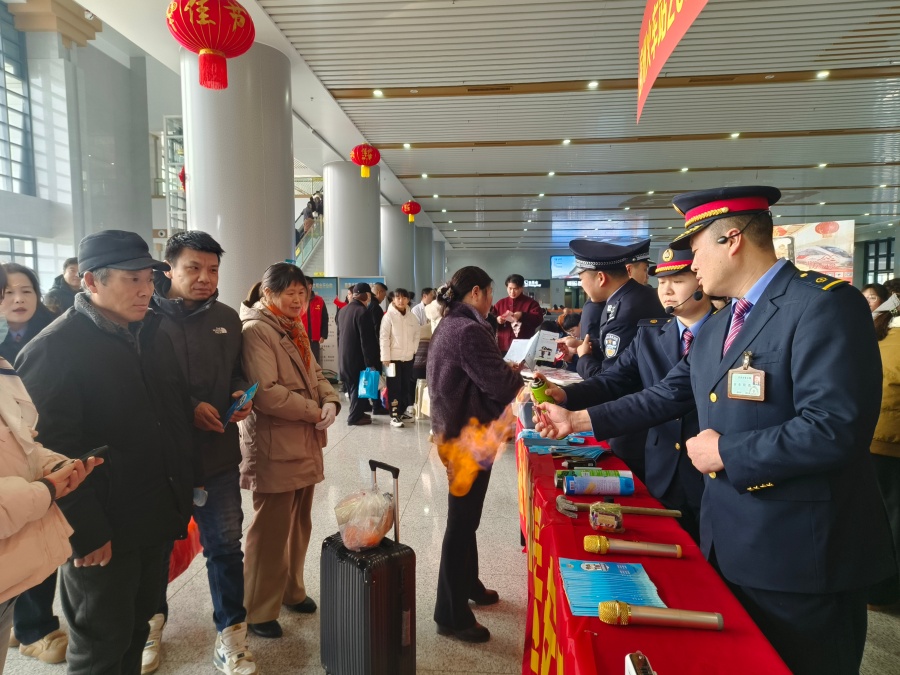 工作人員為旅客現場展示禁限物品的危害性。