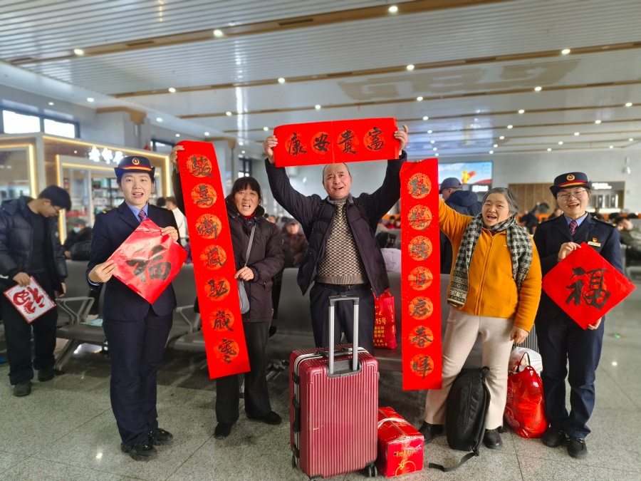 旅客們展示收到的春聯。