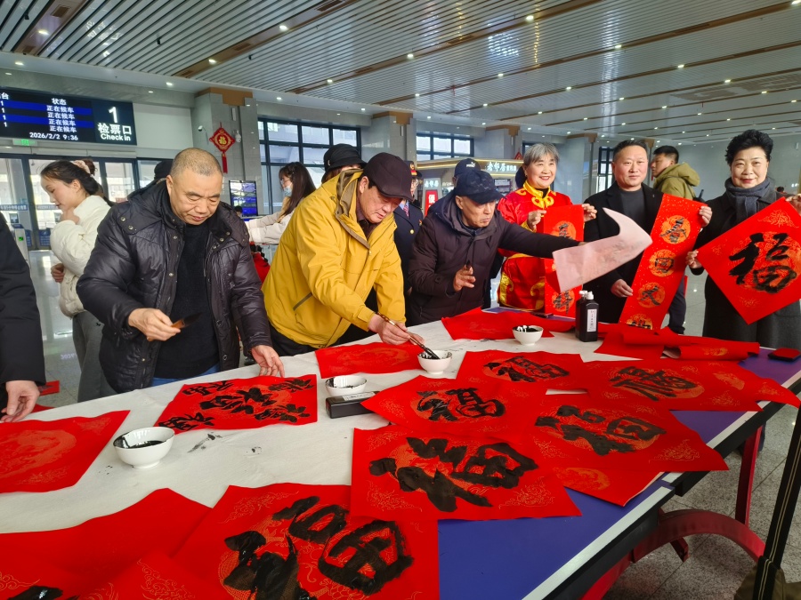 書法家們揮毫潑墨寫春聯。