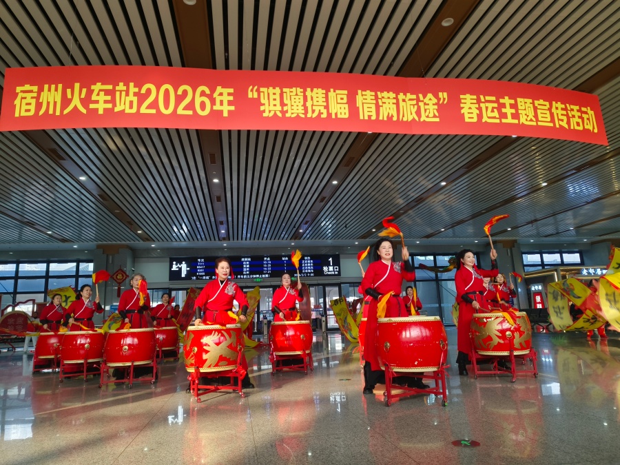 為旅客們進行非遺鼓龍表演。