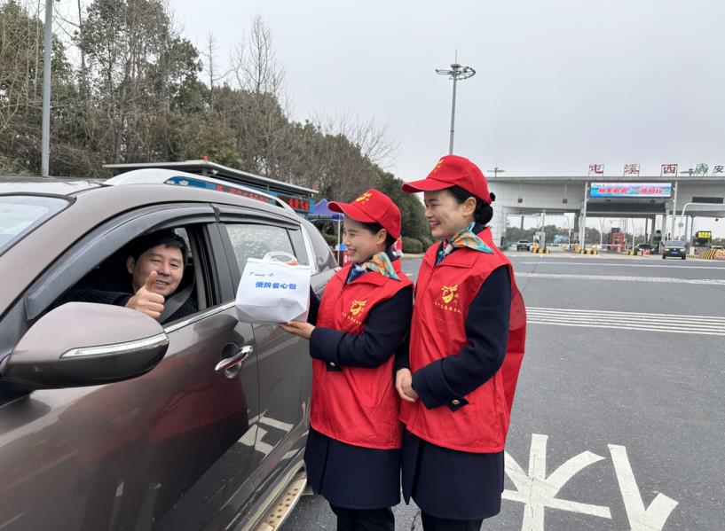 屯溪西站向司乘赠送“便民暖心包”。安徽交控集团黄山管理中心供图
