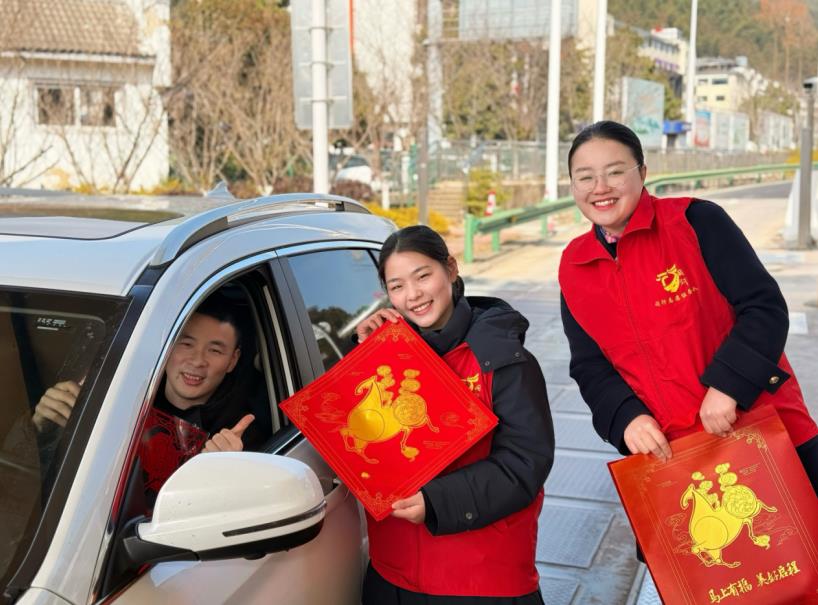 黄山南门站员工向司乘赠送“福”字。安徽交控集团黄山管理中心供图