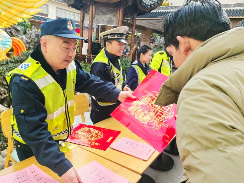 柘皋分中心聯合轄段交警、路政部門在巢湖服務區開展平安春運宣傳活動,吸引過往司乘主動參與。合蕪中心供圖