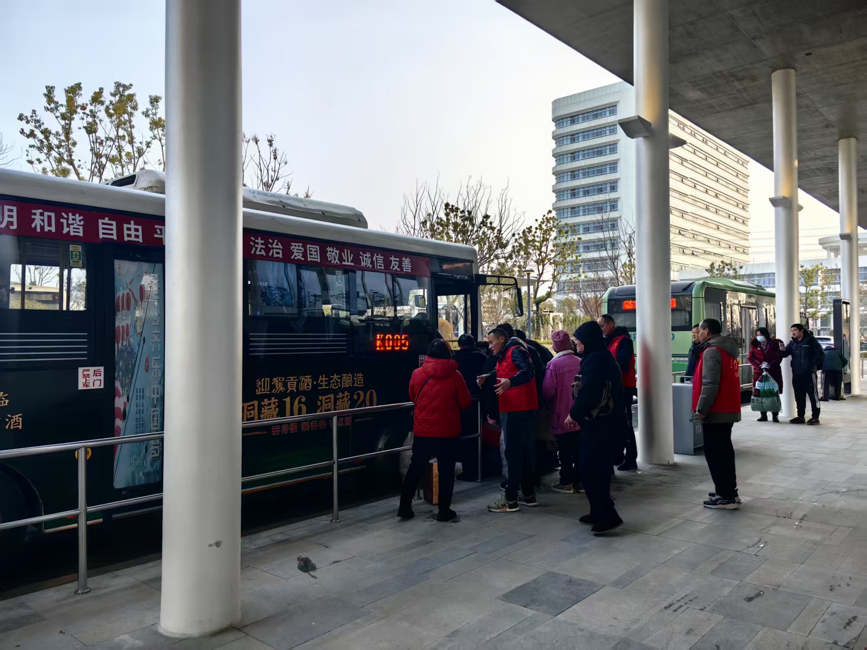 高新区公交换乘中心“焕新出发”。