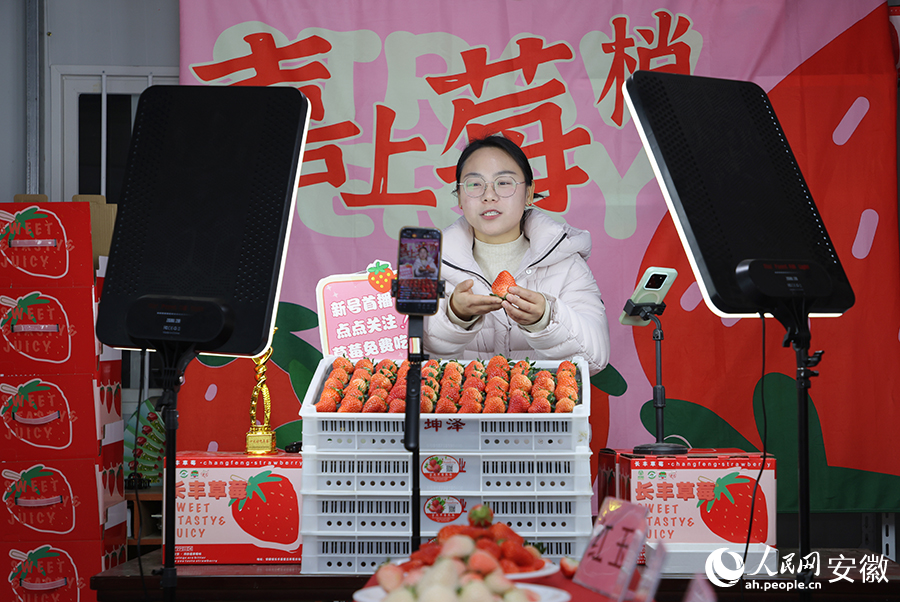 阮程程家的简易直播间里，有主播正在直播带货。人民网记者 王晓飞摄