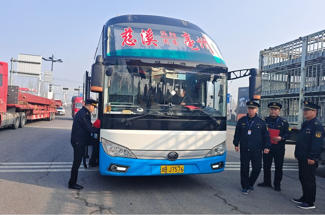 执法人员在长途客运站检查。涡阳县交通局供图