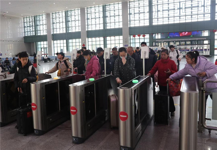 铜陵北站旅客顺畅出行。梅建广摄
