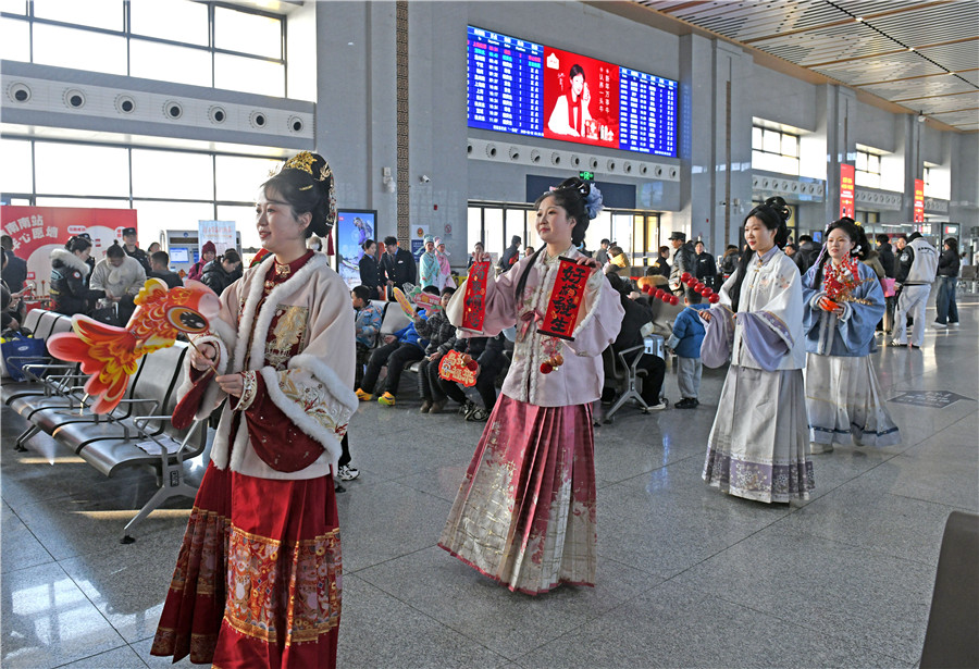 安徽淮南南站，铁路职工为候车旅客表演快闪舞蹈。